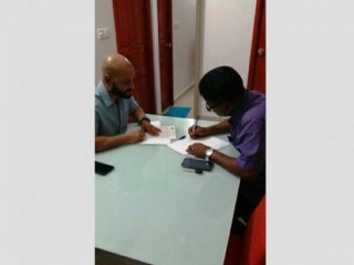 A photo showing MP Rasheed signing a paper in front of MP Faris was leaked online after MP Rasheed claimed his signature was forged in the no-confidence motion against Speaker Abdulla Maseeh.