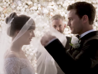 "ފިފްޓީ ޝޭޑްސް ފްރީޑް" ގެ މަންޒަރެއް