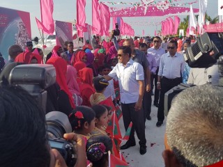 ކުޅުދުއްފުށިން ރައީސް ޔާމީނަށް މަރުހަބާ ކިޔުމަށް ނުކުމެ ތިބި ރައްޔިތުންނާ ސަލާމްކުރައްވަނީ
