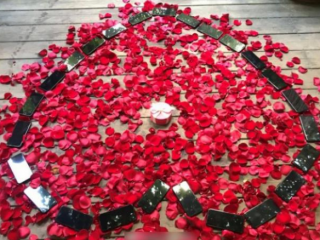 ޗައިނާގެ މީހަކު 25 އައިފޯނުން ޕްރޮޕޯސް ކޮށްފި