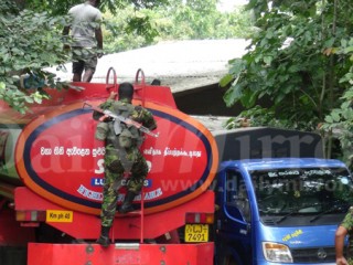 ގަޑުބަޑުކޮށްގެން ޕެޓްރޯލް ވިއްކަން އުޅެނިކޮށް އަތުލައިގެންފި