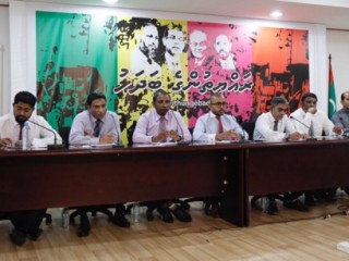 ގުޅިފައިވާ ސިޔާސީ ޕާޓީތަކުގެ ބައެއް އެހެން މެމްބަރުންނާއެކު މެމްބަރު ސައުދު ނޫސްވެރިންގެ ބައްދަލުވުމެއްގައި ވާހަކަ ދައްކަވަނީ