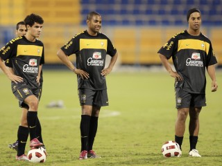 ރޮނާލްޑީނިއޯ (ކ) އަދި ކުޓީނިއޯ (ވ) - ކުޓީނިއޯ ބާސައަށް ގެންދަން ރޮނާލްޑީނިއޯ ބޭނުންވޭ