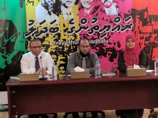 ކުނޫޒުގައި އަންގާރަ ދުވަހުގެ ރޭ ބޭއްވި ޕެނަލް ޑިސްކަޝަންގައި ބައިވެރިވި ބޭފުޅުން. ކ-ވ: އޛ އަނާރާ ނަޢީމް، ޑރ އަބްދުލްމަޖީދު އަބްދުލްބާރީ، އޛ ހުސްނުއްސުޢޫދު