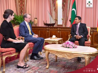 ފައިލް ފޮޓޯ: ކެނަޑާއިން ދިވެހިރާއްޖެ އަށް ކަނޑައަޅުއްވާފައި ހުންނަވާ ސަފީރު ޑޭވިޑް މެކިނަން ސަފީރު ކަމުގެ ފަތްކޮޅު އެރުވުމަށްފަހު، ރައީސް ޔާމީން އާ ބައްދަލު ކުރައްވަނީ