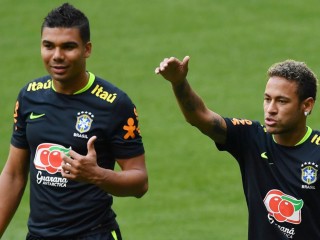 ބްރެޒިލްގެ ފޯވާޑް ނޭމާ (ކ) އަދި ޑިފެންޑަރު ކަސަމީރޯ (ވ) 