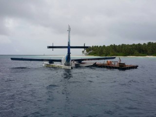 ސީޕްލޭންގެ އެއްބައި ކަނޑު އަޑީގައި