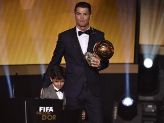 ބޭނުންވަނީ ހަތް ދަރިންގެ އިތުރުން ހަތް ބެލެންޑޯ: ރޮނާލްޑޯ  