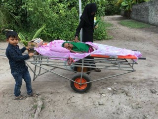 މާރަންދޫގައި ބަލި މީހުން އުފުލަނީ އަތްގާޑިޔަލުގައި!