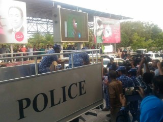 އިދިކޮޅު ފަރާތްތަކުން ސައިބުއިމަށް ގެނައި ހެދިކާ ފުލުހުން އައިސް ގެންދަނީ:--