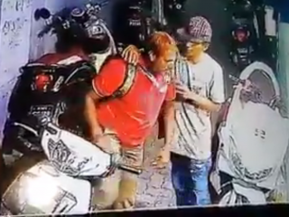 މީހެއްގެ ކަރުގައި ވަޅި ޖައްސައި ފޭރެން އުޅެފި