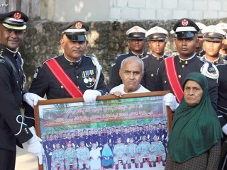 ޝަހީދު ޙުސައިން އާދަމްގެ އާއިލާއަށް އެމްއެންޑީއެފް ޑްރިލް ވިންގުން ފޮޓޯއެއް ހަދިޔާކޮށްފި