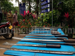 ގޭންގްތަކުން ހައްޔަރުކުރި މީހުންގެ އަތުން އަތުލައިގަތް ގިނަ އަދަދެއްގެ ތޫނު ހަތިޔާރު