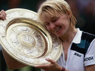 ކުރީގެ ވިމްބެލްޑަން ޗެމްޕިއަން ނޮވްޓްނާ މަރުވެއްޖެ