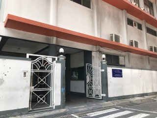 އެޑިއުކޭޝަނުގެ އިހުމާލުން މަންދު ކޮލެޖުގެ ފަރުނީޗަރުތަކެއް ގެއްލުމުން ބަދަލުގެ ގޮތުގައި 400،000 އަށް ވުރެ ގިނަ ރުފިޔާ ދޭން ޖެހިއްޖެ