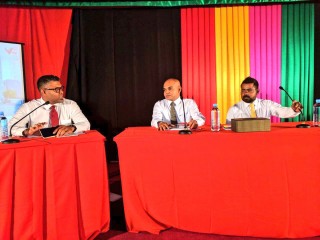 ބަޖެޓަކީ ދެމެހެއްޓެވިނި ތަރައްގީއަށް ވިސްނައިގެން އެކުލަވާލާފައިވާ ބަޖެޓެއް ނޫން: ގުޅިފައިވާ ސިޔާސީ ޕާޓީތައް