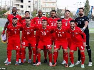 ބޫޓާނާއި ދެކޮޅަށް އޭޝިއަން ކަޕް ކޮލިފައިންގައި ނިކުތުމުގެ ކުރިން ހުޅަނގު އައްސޭރީގެ ޙިބްރޫންގައި ފަލަސްތީން ޓީމް ފޮޓޯއަކަށް ހުއްޓިގެން