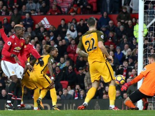 ޔުނައިޓެޑްގެ ކުޅުންތެރިން ފޮނުވާލި ހަމަލާއެއް ވެސްޓް ބްރޮމްގެ ކީޕަރު ދިފާއުކުރަނީ 