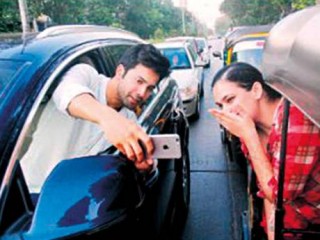 ވަރުން ދަވަން އޭނާގެ ފޭން އަކާއި އެކީ ފޮޓޯ ނެގުމުން  ޖޫރިމަނާޖޮށްފި