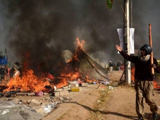 ޕާކިސްތާނުގައި ހިނގި ހަމަނުޖެހުމެއްގައި ތަނެއް ރޯކޮށްލަނީ.  12 ސްކޫލަކަށް ވަމީ ހަމަލާ ދީފައި