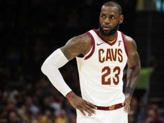 އެންބީއޭގެ މެޗެއްގައި ފުރަތަމަ ފަހަރަށް ޖޭމްސް ކޯޓުން ފޮނުވާލައިފި