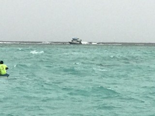 ފަރަށް އަރާފައިވާ ދޯނި ފުންކުރުމުގެ މަސައްކަތް ކުރަނީ