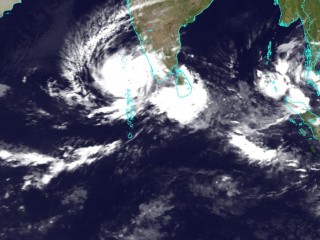 ތޫފާން އޮކި: ލަންކާއިން 7 މަރު، އިންޑިއާއިން 8 މަރު