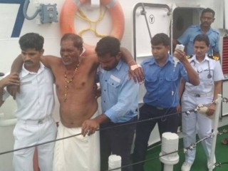 ތޫފާން އޮކި އަރައިގެން އުޅުނު އިރު ކަނޑުމަތިން ސަލާމަތްކުރި މަސްވެރިންތަކަކަށް އިންޑިއާގެ ކަނޑުގެ ސިފައިން އެހީވަނީ