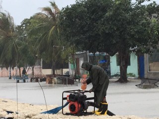 ހއ ހޯރަފުށީގެ މަގުތަކުގައި ފެންބޮޑުވުމުން ފެން ހިންދުމުގެ މަސައްކަތްކުރަނީ