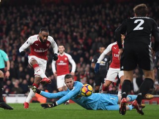 އާސެނަލްގެ ލަކަޒެޓް ފޮނުވާލާ ހަމާލާއެއް ޑެހޭއާ މަތަކުރަނީ - މި މެޗުގައި ޑެހޭއާ ވަނީ މޮޅު ކުޅުމެއް ދައްކާފައި 