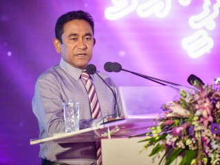 ކެމްޕެއިނަށް ނެރުނު މޮޅު ފޮތުން ބިތުފަންގި ނެގި ބޮޑު ފަލީޙަތެއް