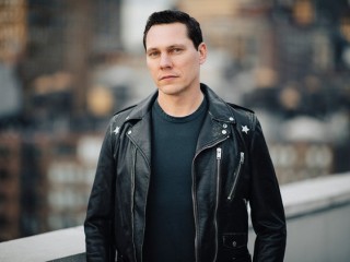 ޓިއެސްޓޯއާއި އޭނާގެ ލޯބިވެރިޔާ އެންގޭޖްވީ ރާއްޖޭގައި