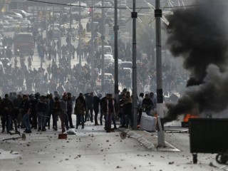 ފަލަސްތީނުގެ އާއްމުންނާއި އިޒްރޭލު ސިފައިން ކުރިމަތިލާން ފަށައިފި