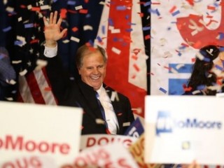 ޓްރަމްޕްގެ ކެނޑިޑޭޓް ބަލިކޮށް 25 އަހަރަށް ފަހު އަލަބަމާގެ ގޮނޑި ޑެމޮކްރޭޓަކަށް