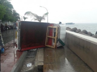 މި އެކްސިޑެންޓުގައި ފުރޮޅާލި ޕިކްއަޕް 