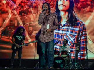 ބަރަހަނާ ފޮޓޯތަކަށް ސަމާލުކަން ދޭން ބޭނުމެއް ނޫން، އެއީ ފޭކް: ޝަލަބީގެ މެނޭޖަރު