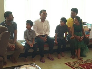 ރައީސް ނަޝީދު ކޮޅުނބުގައި ދިވެހި އާއިލާއަކާއި ބައްދަލުކުރައްވަނީ