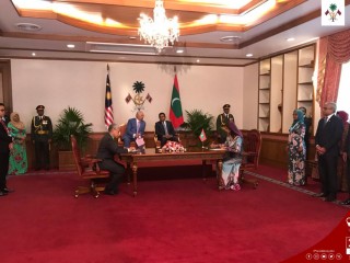 މެލޭޝިއާ އާއި ރާއްޖެއާދެމެދު އެއްބަސްވުންތަކުގައި ސޮއިކުރުމުގެ ރަސްމީއްޔާތުގެ ތެރެއިން 