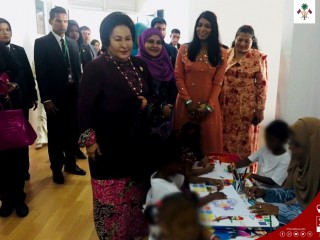 މެލޭޝިޔާގެ ބޮޑުވަޒީރުގެ އަނބިކަނބަލުން "ފިޔަވަތި"އަށް ޒިޔާރަތްކުރައްވައި ކުދިންނާ ބައްދަލުކުރައްވަނީ 