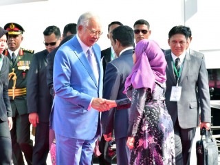 ނަޖީބު ރައްޒާޤް ރާއްޖެއަށް ކުރެއްވި ދަތުރުފުޅުގައި ރައީސް ޔާމީންގެ އަނބިކަނބަލުންނާއި ސަލާމް ކުރައްވަނީ