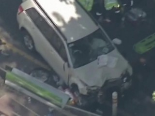 މެލްބަރންގައި ކާރެއް ދުއްވާފައި ގޮސް ދިން ހަމަލާއާ ގުޅިގެން ދެ މީހަކު ހައްޔަރު ކޮށްފި