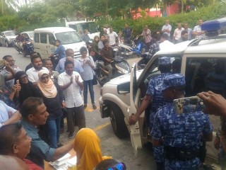 އެމްޑީޕީގެ ސައިގެ ހަރަކާތައް ގެނައި ބައެއް ހެދިކާ ފުލުހުން ގެންދިއުން