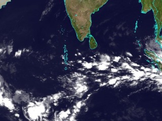 ރާއްޖޭގެ މަތިން ވިލާތައް ދަތުރުކުރަމުންދާ ގޮތް ފެންނަ ސެޓެލައިޓް ފޮޓޯއެއް