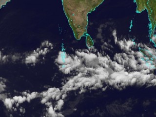 ރާއްޖޭގެ ދެކުނުގެ އަތޮޅުތަކުގެ މައްޗަށް ވިލާތައް ޖަމާވާ މަންޒަރު ފެންނަ ސެޓެލައިޓް ފޮޓޯއެއް