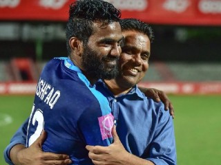 އަލީ އަޝްފާގު (ދަގަނޑޭ) (ވ) އަދި ނިއުގެ ޗެއާމަން ޒިޔާދު (ކ)