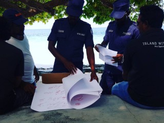 Police removing some posters in Kendhoo island prior to President's visit