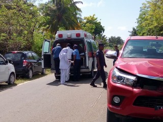 އެކްސިޑެންޓްގައި އަނިޔާވި މީހުން އެމްބިއުލާންސަށް އަރުވަނީ