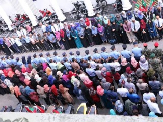 ގައުމީ އެއްބައިވަންތަކަމުގެ ދުވަހާ ގުޅިގެން ބޭއްވި އަތުގުޅާލުމުގެ ހަރަކާތުގައި ނާއިބު ރައީސް ބައިވެރިވެ ވަޑައިގަންނަވައިފި