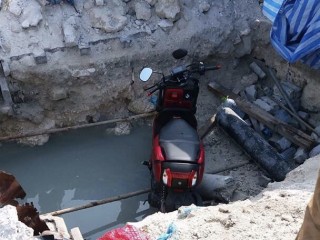 ނޯތް ހާބަރު ކައިރީގައި ކޮނެފައި ހުރި ވަޅުގަނޑަކަށް ސައިކަލާއެކު ދެ މީހަކު ވެއްޓިއްޖެ