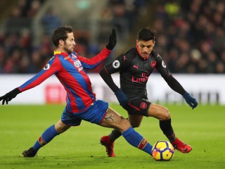 ސަންޗޭޒް ޕެލަސްގެ ކުޅުންތެރިޔެއް ކައިރިން ނައްޓާލަން މަސައްކަތްކުރަނީ، އޭނާ ވަނީ މި މެޗުގައި ދެ ލަނޑު ޖަހާފައި 